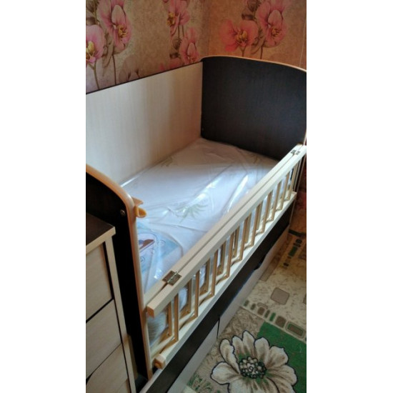 Transformable crib (cradle, teenage bed, cabinet, drawers, desk). Beech+chipboard. Transformable crib (cradle, teenage bed, cabinet, drawers, desk). Beech+chipboard.
